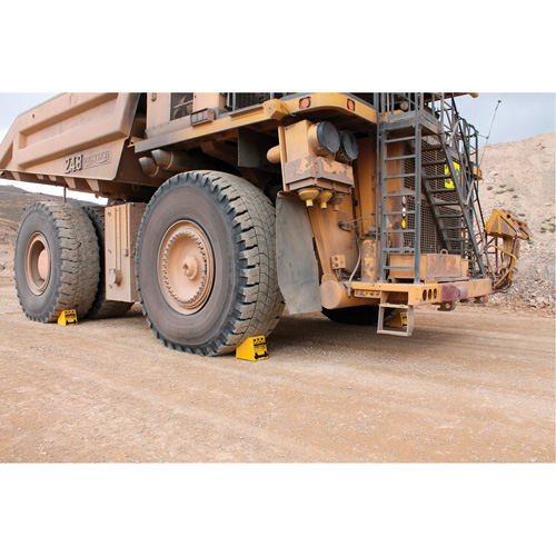 Cale de roue ultra-robuste pour l'exploitation mini&egrave;re Checkers Safety, PEHD, Jaune, 14-1/2" la x 17-1/2" p x 16" h Pathway Supply LP