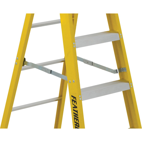 Industrial Heavy-Duty Stepladders (6900 Series), 4', Fibreglass, 300 lbs. Capacity, Type 1A Pathway Supply LP