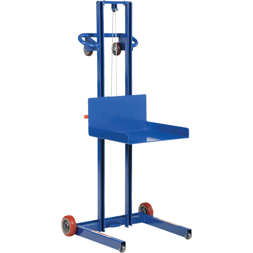 Plateforme &eacute;l&eacute;vatrice &agrave; profil bas pour charge l&eacute;g&egrave;re, M&eacute;canisme Treuil manuel, Capacit&eacute; de 400 lb, Levage max de 55" Pathway Supply LP