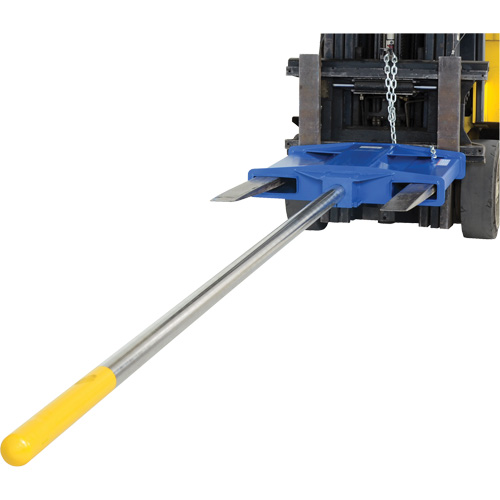 P&ocirc;le de transport de tapis pour chariot &eacute;l&eacute;vateur, 120-1/2" longueur, Install&eacute; sur fourche, Capacit&eacute; de 2200 lb Pathway Supply LP