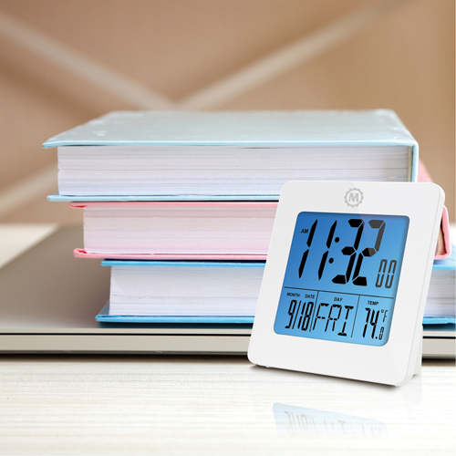 Horloge de bureau, Num&eacute;rique, &agrave; piles, 3,6" la x 1,5" p x 3,6" h, Blanc Pathway Supply LP