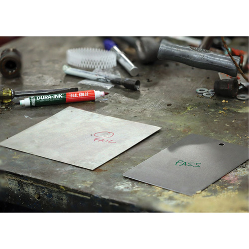Marqueur &agrave; encre permanente et double couleur Markal Dura-Ink, Vert/Rouge, Pointe Ronde Pathway Supply LP