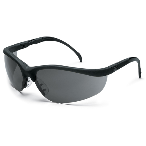 Lunettes de s&eacute;curit&eacute; Klondike, Lentille Grise/fum&eacute;e, Anti-&eacute;gratignures, R&eacute;pond ou surpasse la norme CSA Z94.3 Pathway Supply LP