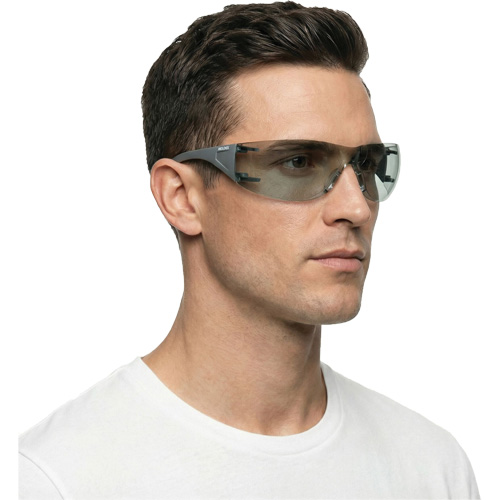 Lunettes de s&eacute;curit&eacute; Adapt Lite, Lentille Int&eacute;rieur/ext&eacute;rieur, Antibu&eacute;e/Anti-&eacute;gratignures, ANSI Z87+/R&eacute;pond ou surpasse la norme CSA Z94.3 Pathway Supply LP