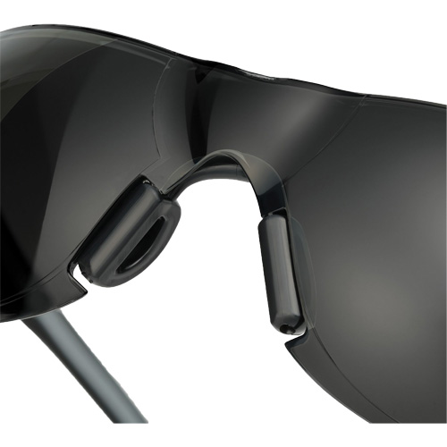 Lunettes de s&eacute;curit&eacute; Adapt Lite, Lentille Fum&eacute;e, Antibu&eacute;e/Anti-&eacute;gratignures, ANSI Z87+/R&eacute;pond ou surpasse la norme CSA Z94.3 Pathway Supply LP