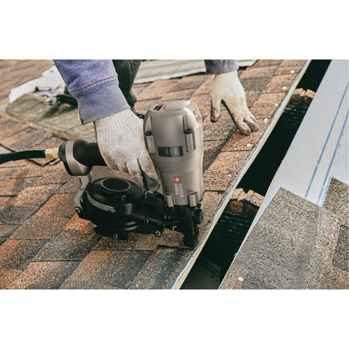 Cloueuse pneumatique &agrave; rouleau 15° pour toiture Pathway Supply LP