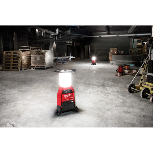 Lampe de chantier M18 Radius et chargeur avec One-Key, DEL, 4800/9000/2500 lumens, Boîtier en Plastique Pathway Supply LP