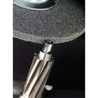 Meules homog&egrave;nes d'&eacute;barbage EXL Scotch-Brite, 1" x 1", Arbre de 3/16", Grain de 2A, Oxyde d'aluminium Pathway Supply LP