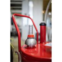 Chariot &agrave; carburant en acier de 25 gallons avec pompe rotative bidirectionnelle et filtre Pathway Supply LP