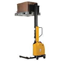 Gerbeur motoris&eacute; avec m&acirc;t &eacute;troit, Fonctionnement &eacute;lectrique, Capacit&eacute; 1500 lb, Lev&eacute;e max 98" Pathway Supply LP