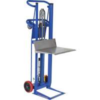 Gerbeur &agrave; plateforme hydraulique, M&eacute;canisme Pompe au pied, Capacit&eacute; de 750 lb, Levage max de 52" Pathway Supply LP