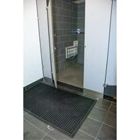 Tapis d'entr&eacute;e ext&eacute;rieure, Caoutchouc, Grattoir Type, Motif Textur&eacute;, 2' x 2-2/3', Noir Pathway Supply LP