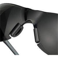 Lunettes de s&eacute;curit&eacute; Adapt Lite, Lentille Fum&eacute;e, Antibu&eacute;e/Anti-&eacute;gratignures, ANSI Z87+/R&eacute;pond ou surpasse la norme CSA Z94.3 Pathway Supply LP