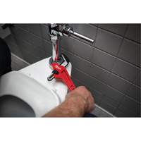 Cl&eacute; &agrave; tuyau hexagonale coud&eacute;e en acier, Cap des m&acirc;choires 2-5/8", Longueur 10-1/2", Fini Rev&ecirc;tement en poudre, Prise Ergonomique Pathway Supply LP