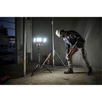 Lampe de travail &agrave; DEL professionnelle &agrave; panneaux pliants lumens sans fil 18V sur tr&eacute;pied, DEL, 3600 lumens Pathway Supply LP